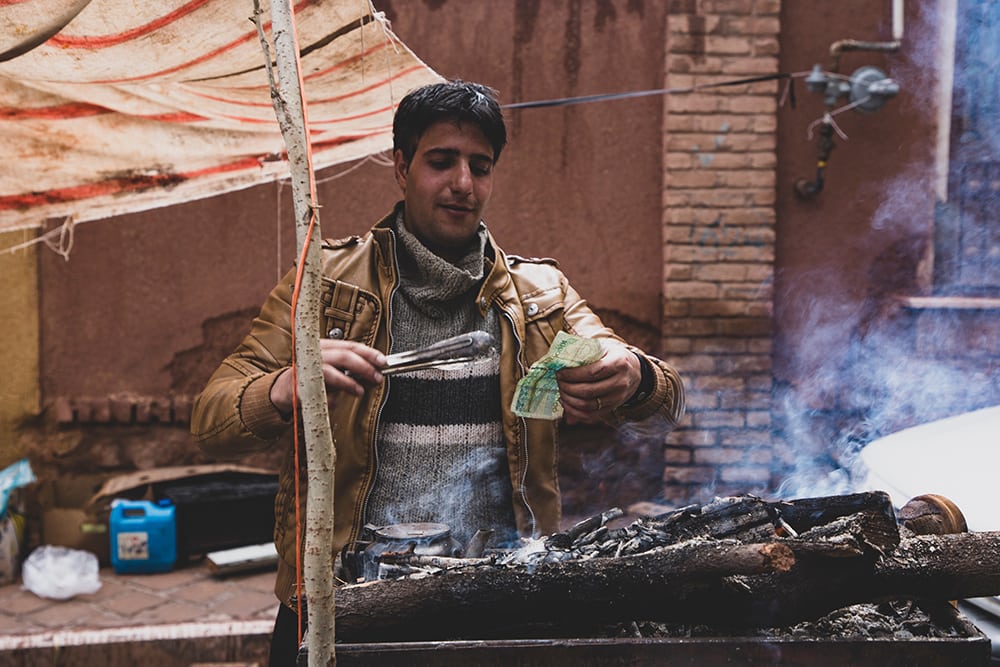 Obchodník na tržišti v Isfahánu.