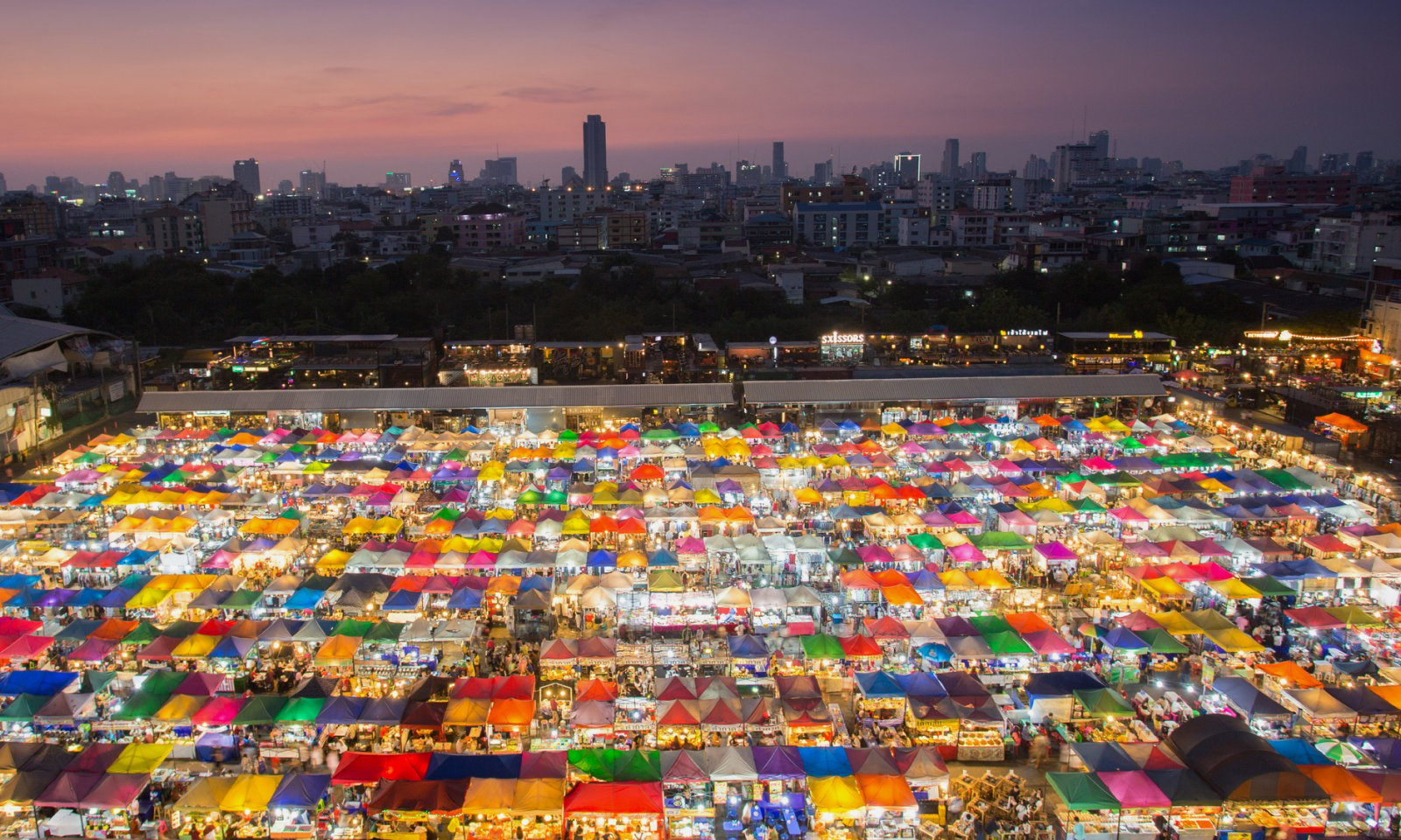Noční trh v Bangkoku