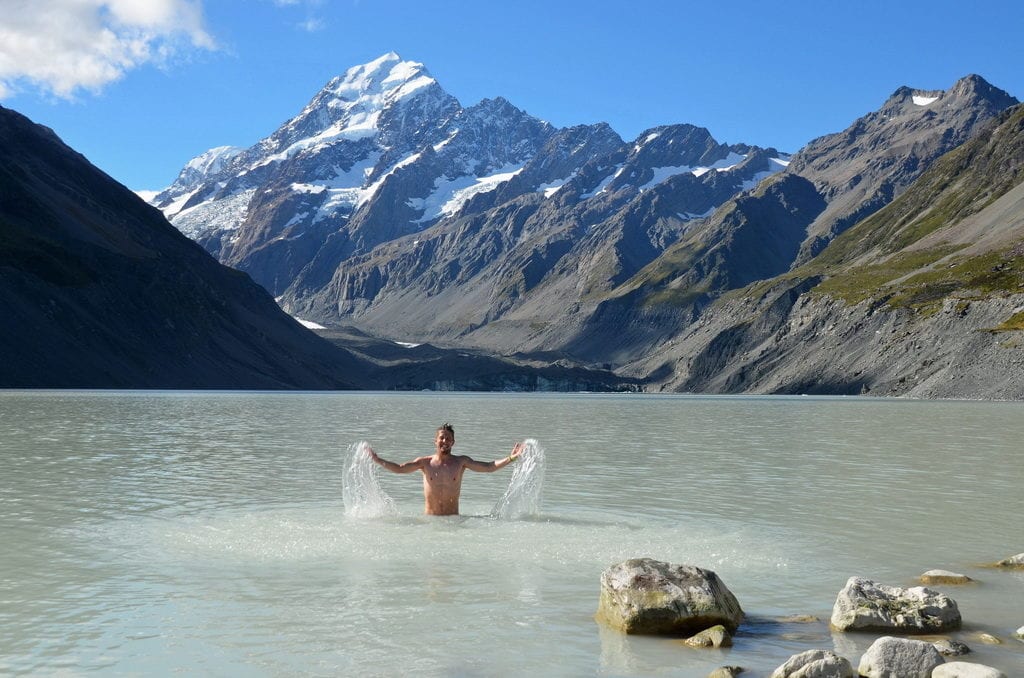 Koupel v ledovcovém jezeře v národním parku Mt. Cook 