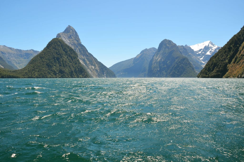 Určitě nevynechej plavbu ve fjordu Milford Sound