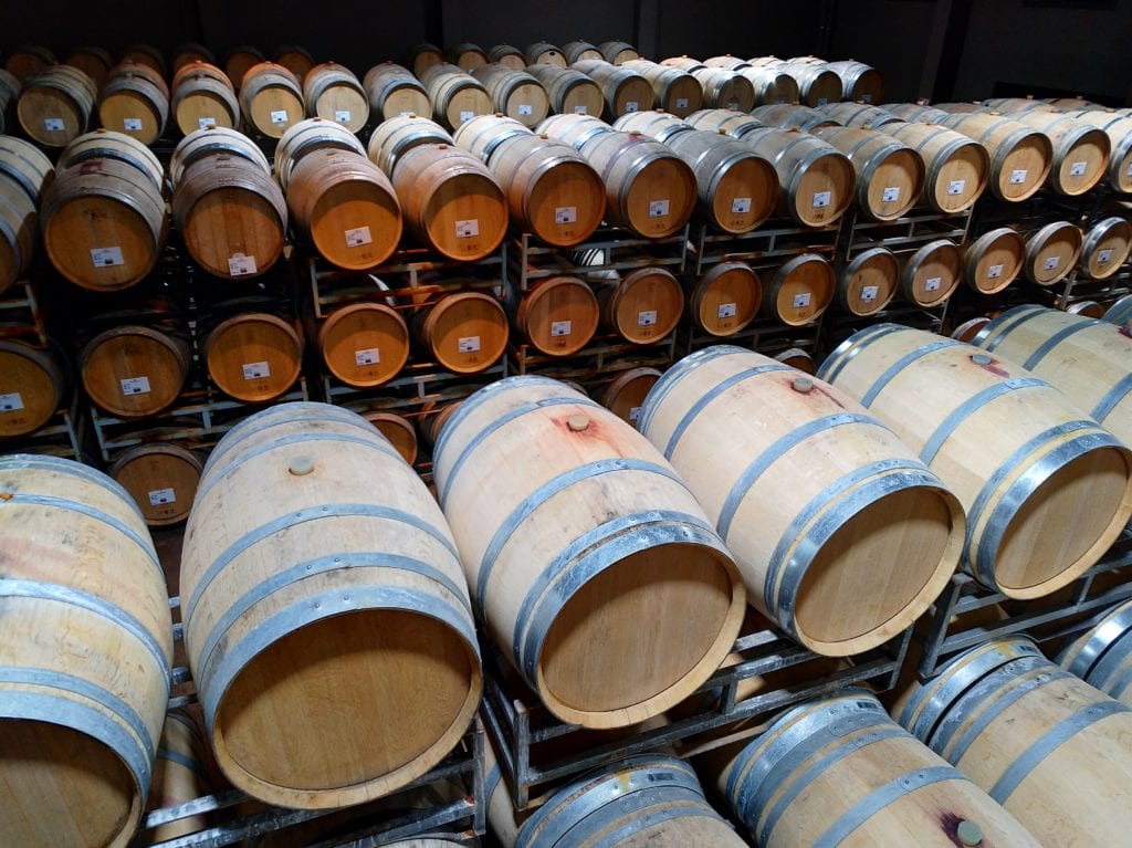 Víno zraje v dřevěných sudech