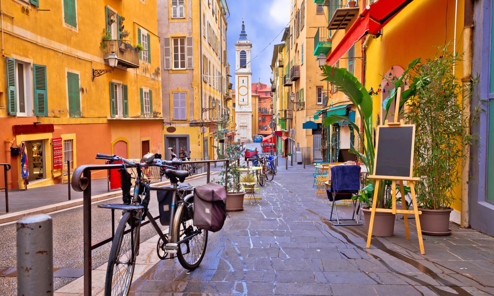 Barevná ulice ve městě Nice.