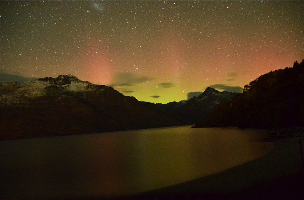 Jižní polární záře aurora australis na Novém Zélandu