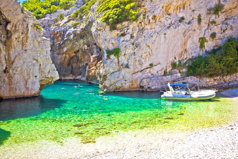 Pláž Stiniva na ostrově Vis v Chorvatsku
