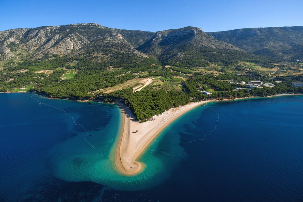 Pláž Zlatni Rat na ostrově Brač, Chorvatsko