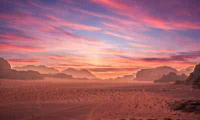 Poušť Wadi Rum během západu slunce.