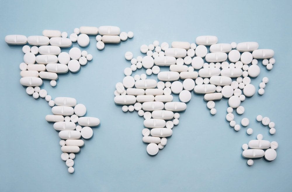 Léky naaranžované do mapy světa