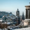 Pohled na zimní Edinburgh