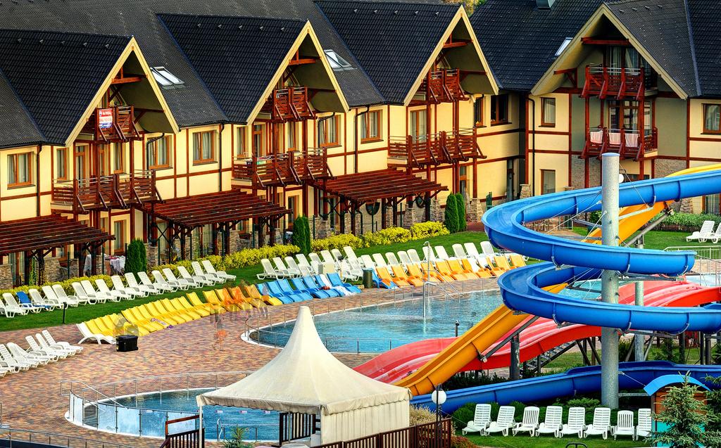 Hotel Bešeňová - budova s venkovními bazény a tobogány