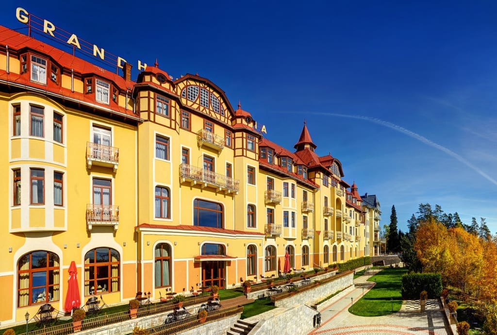 Budova Grandhotelu Praha a zelené okolí