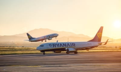 Letadlo Ryanair při západu slunce