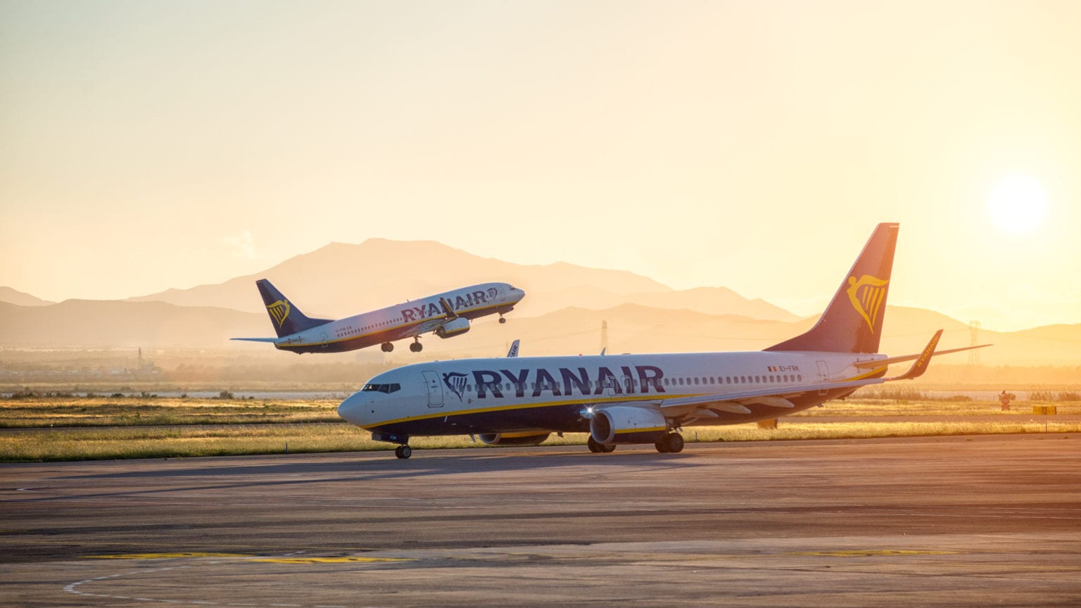 Letadlo Ryanair při západu slunce