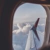 Výhled na křídlo z okýnka letadla Aeroflot