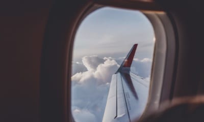 Výhled na křídlo z okýnka letadla Aeroflot