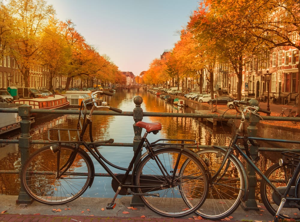 Kanály v Amsterdamu na podzim