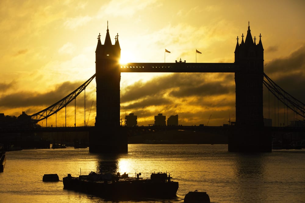 Tower Bridge při západu slunce