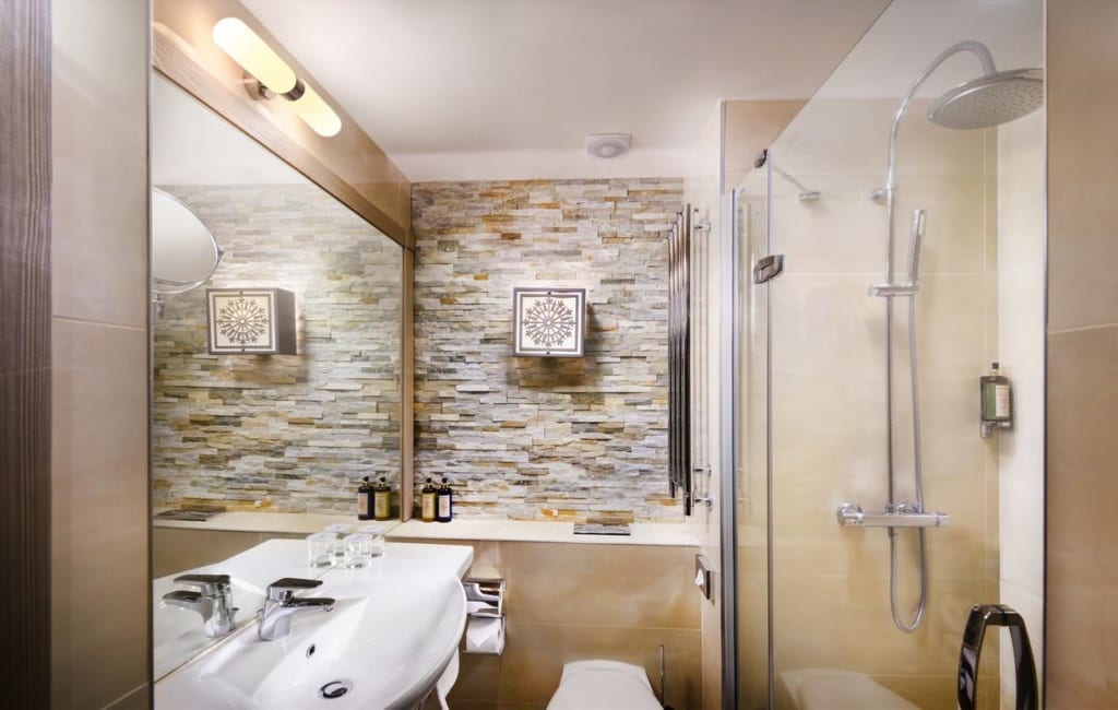 Koupelna v pokoji deluxe v Grand hotelu Jasná