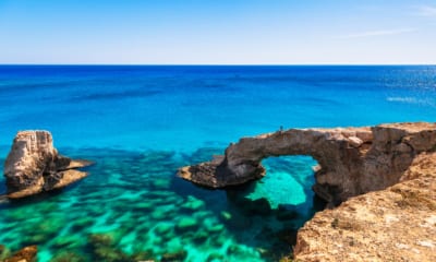 Přírodní skály na Kypru nad mořem