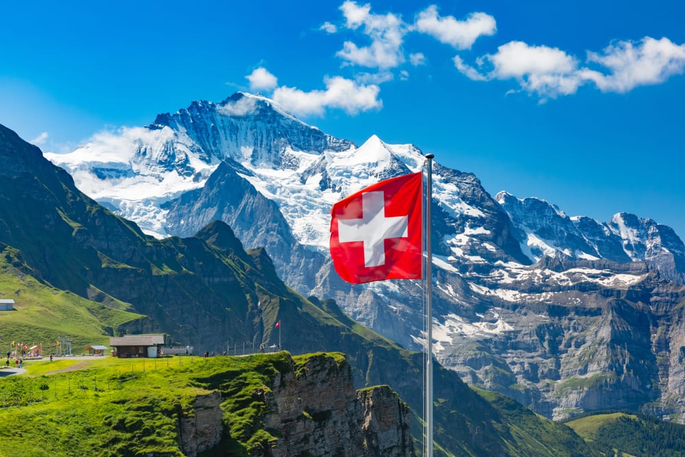 Výhled na pohoří se švýcarskou vlajskou