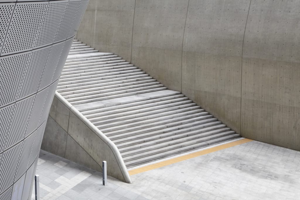 Schody v Dongdaemun Design Plaza v Jižní Koreji, navržené Zahou Hadid