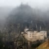 Strašidelný hrad Predjama ve Slovinsku