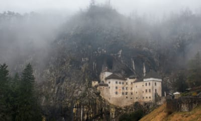Strašidelný hrad Predjama ve Slovinsku