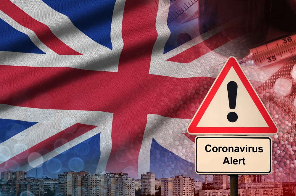 Vlajka Velké Británie se znameím COVID alert. Velká Británie zavádí lockdown