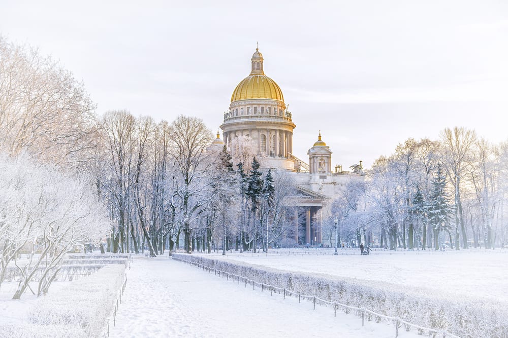 Zimní pohled na katedrálu sv. Izáka do Petrohradu