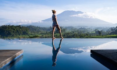 cestovatelka žena na Bali relaxuje