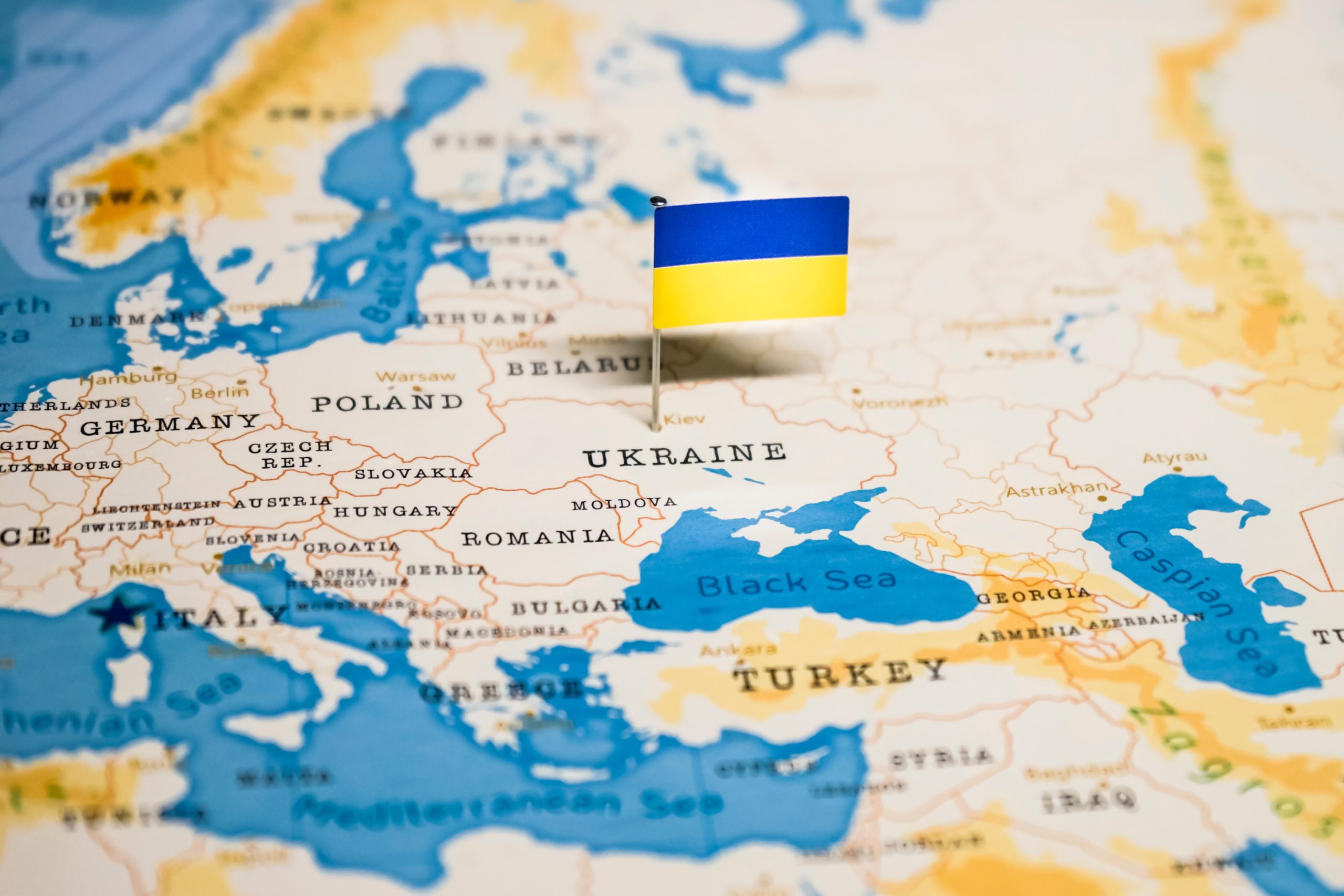 The,Flag,Of,Ukraine,In,The,World,Map Ukrajina kvůli ruské agresi uzavřela vzdušný prostor. Co to znamená pro lety některých aerolinek?