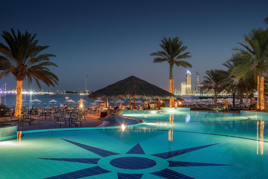 Abu Dhabi Radisson Blu Hotel bazén