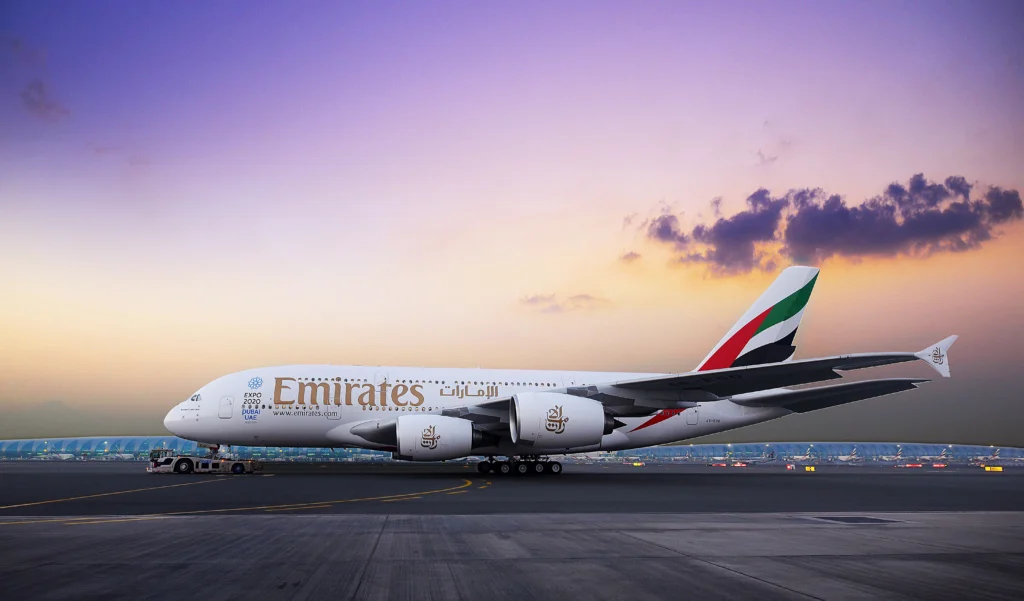 Letadlo Emirates v podvečer