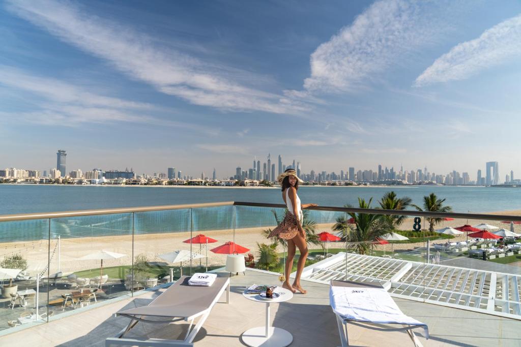 MEGA: Dubaj s letenkami a hotelem od 8690 Kč! hotelová terasa