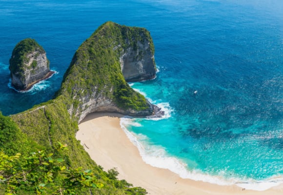 pecky-clanek-uvodni-fotka - 2025-11-24T153837.737 Kontroverzní skleněný výtah na Nusa Penidě půjde k zemi. Bali dává přednost přírodě