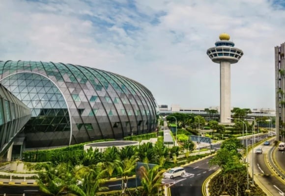 singapur-letisko-1536x896 Nejlepší letiště světa: jedničkou je opět Singapur, Bratislava patří mezi 10 nejlepších letišť ve východní Evropě.