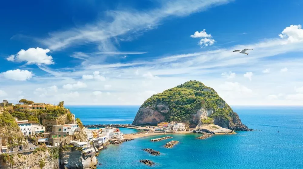 ischia POBYT DNE: Slunná Ischia s letenkami, hotelem i stravováním od 14 790 Kč