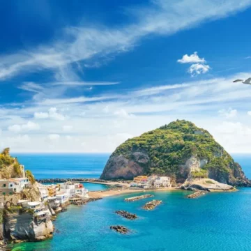 POBYT DNE: Slunná Ischia s letenkami, hotelem i stravováním od 14 790 Kč