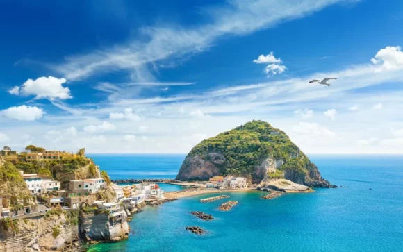POBYT DNE: Slunná Ischia s letenkami, hotelem i stravováním od 14 790 Kč