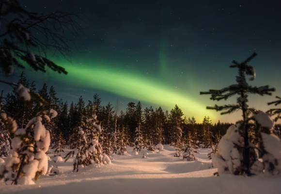 Northern,Lights,Over,Snowy,Forest,Outside,Of,Rovaniemi,,Lapland Z Prahy přímo do vesničky Santa Clause. Nová linka vás zavede do srdce finského Laponska