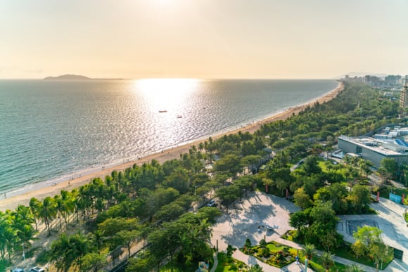 The,Amazing,View,Of,Sanya,Beach,On,Hainan,,China NOVINKA: tropický ostrov Hainan s 5* TOP resorty od 27 890 Kč