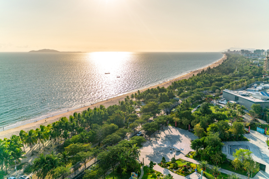 The,Amazing,View,Of,Sanya,Beach,On,Hainan,,China NOVINKA: tropický ostrov Hainan s 5* TOP resorty od 27 890 Kč