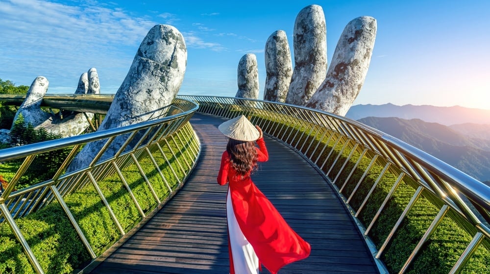 Tourist,Walking,At,Golden,Bridge,In,Bana,Hills,,Da,Nang, Asijská jízda z Prahy! Exotika s Asiana Airlines od 16 490 Kč
